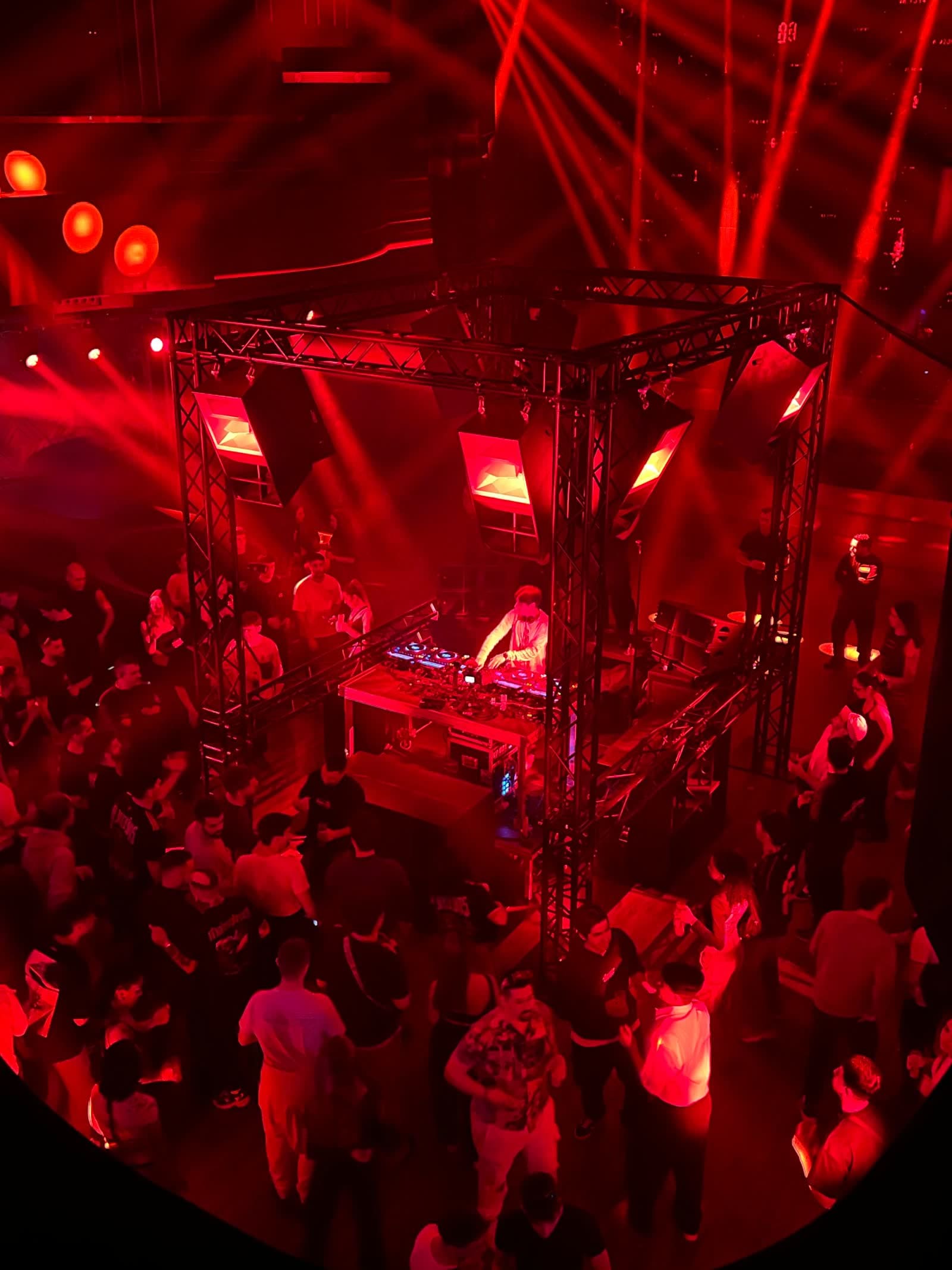 Cabina de DJ en club con iluminación roja